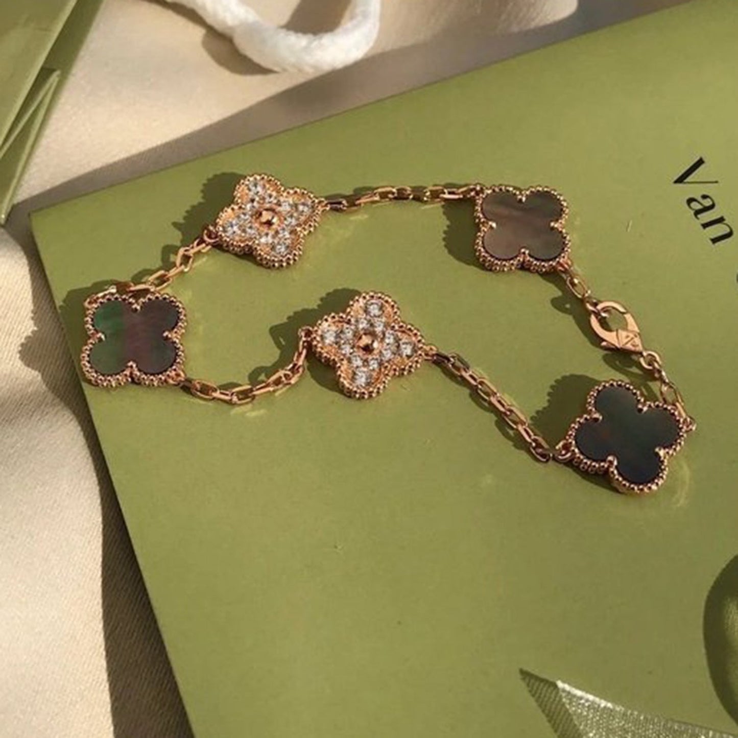[AM]LUCKY CLOVER 5-MOTIF BRACELET - GREY MOTHER-OF-PEARL COLLECTION