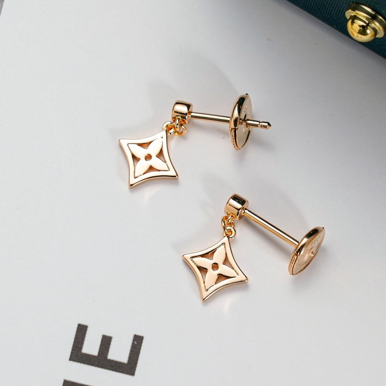 [AM]STAR EARRINGS GOLD