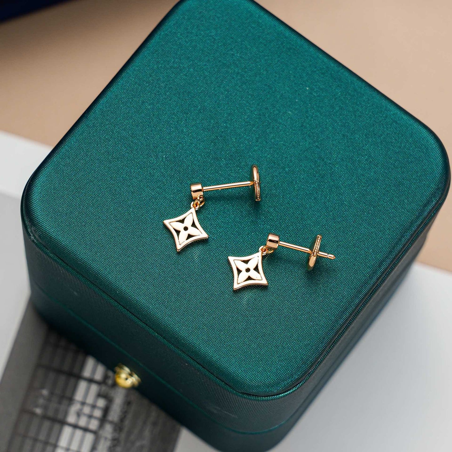[AM]STAR EARRINGS GOLD