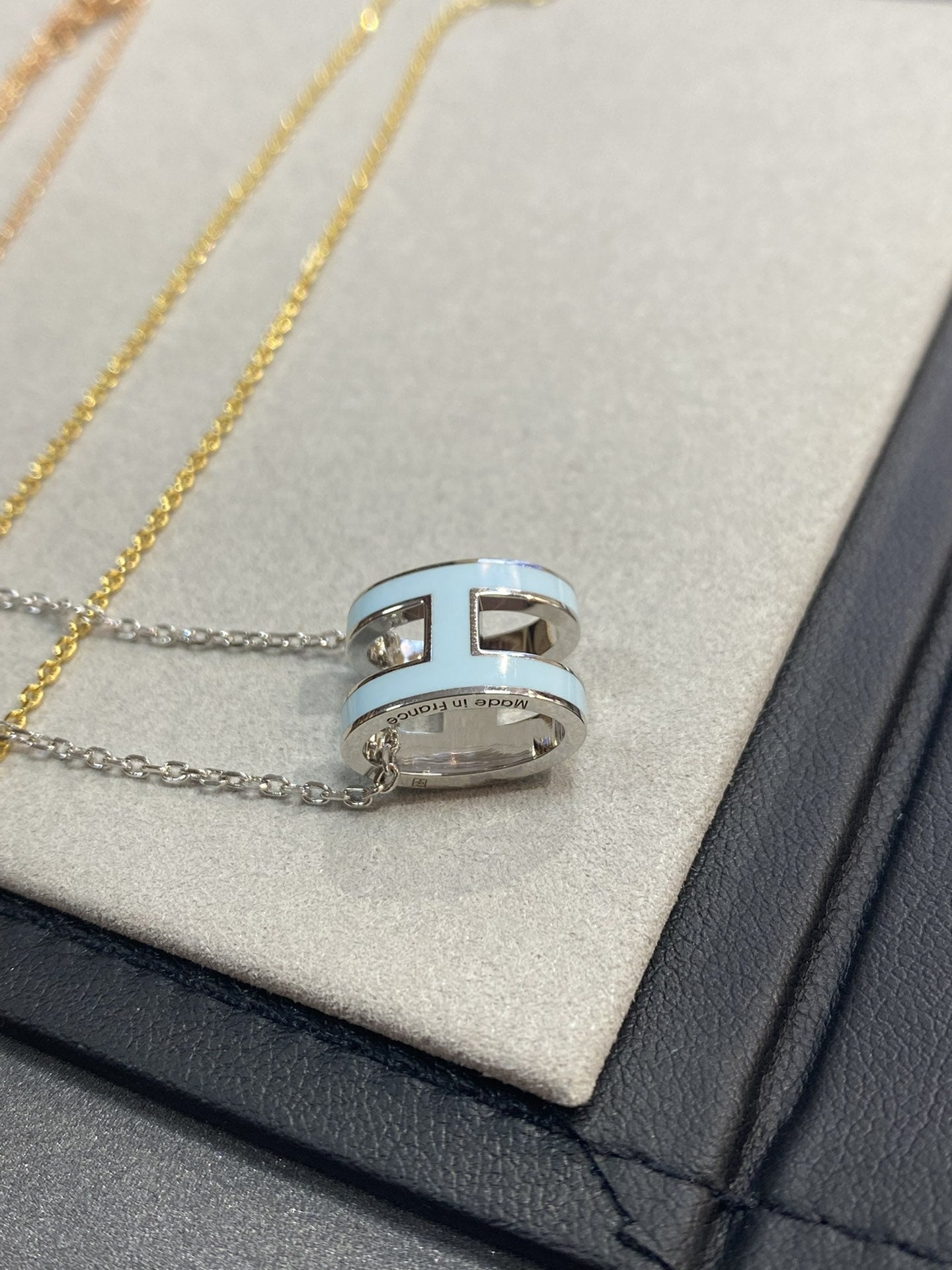 [AM]POP H LIGHT BLUE NECKLACE