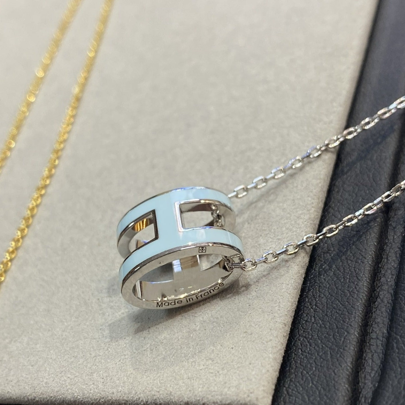 [AM]POP H LIGHT BLUE NECKLACE