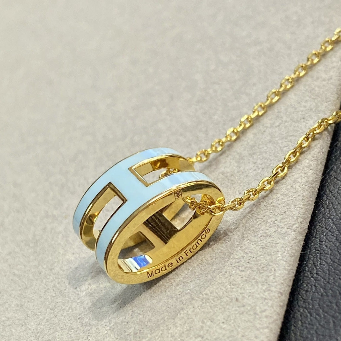 [AM]POP H LIGHT BLUE NECKLACE