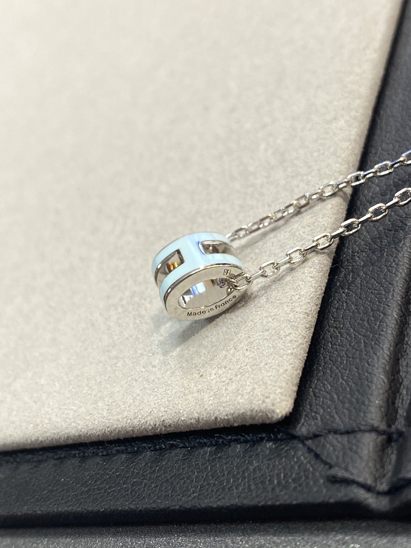 [AM]POP H LIGHT BLUE NECKLACE