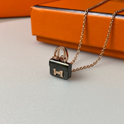 [AM]CONSTANCE BLACK PEDANT ROSE GOLD NECKLACE