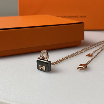 [AM]CONSTANCE BLACK PEDANT ROSE GOLD NECKLACE