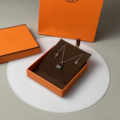 [AM]CONSTANCE BLACK PEDANT ROSE GOLD NECKLACE