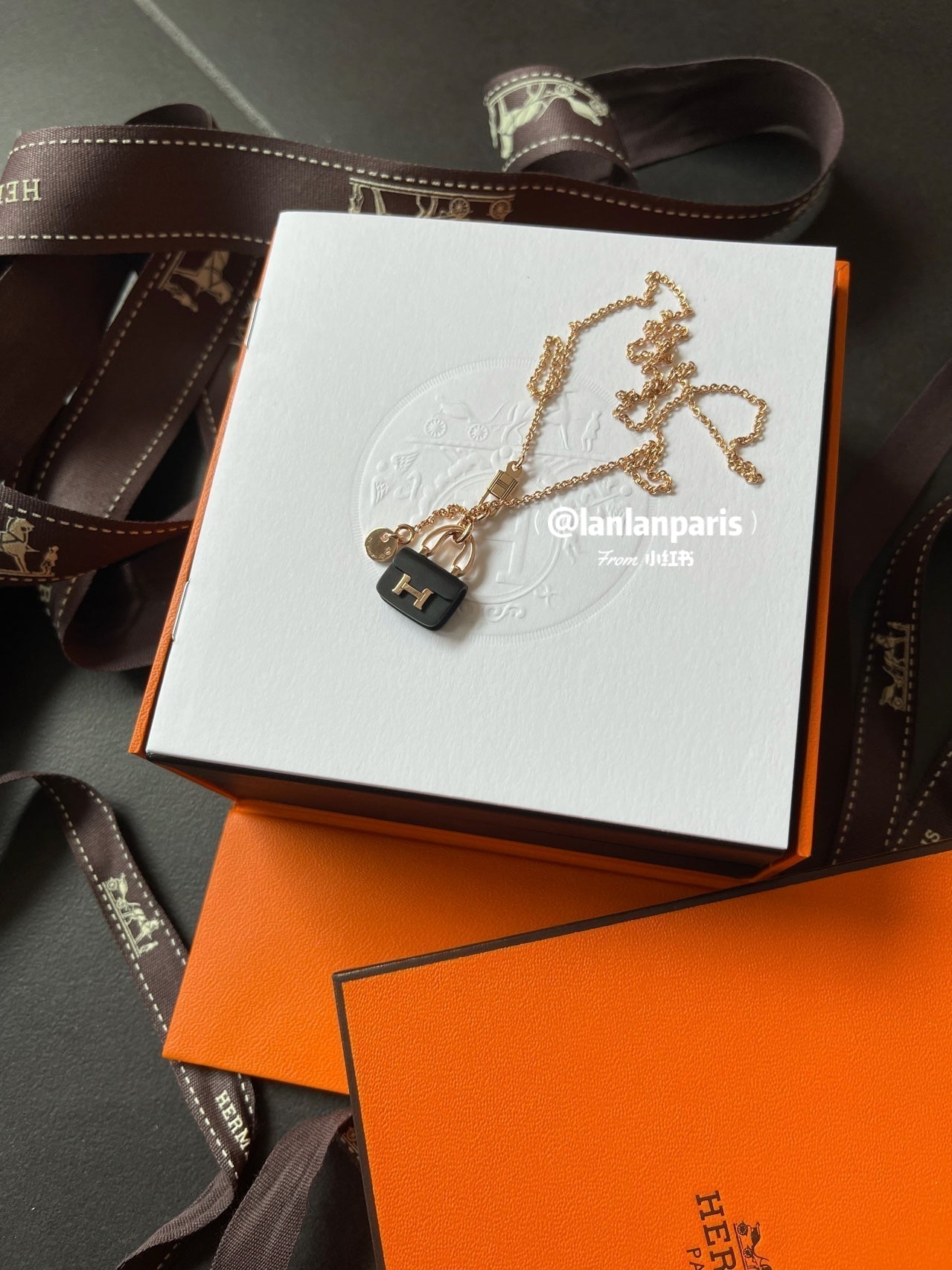 [AM]CONSTANCE BLACK PEDANT ROSE GOLD NECKLACE