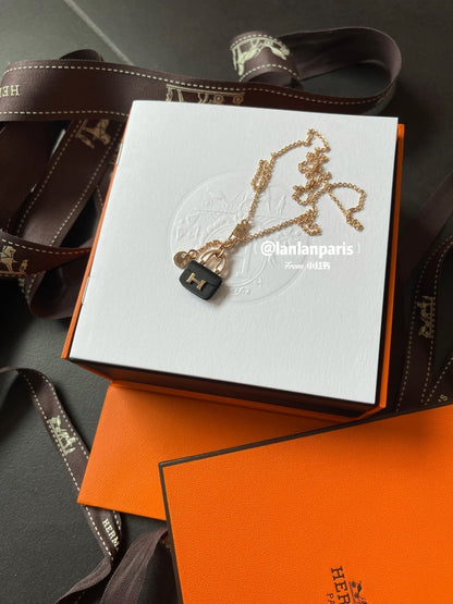 [AM]CONSTANCE BLACK PEDANT ROSE GOLD NECKLACE