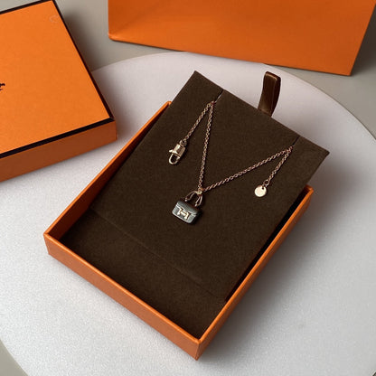 [AM]CONSTANCE BLACK PEDANT ROSE GOLD NECKLACE
