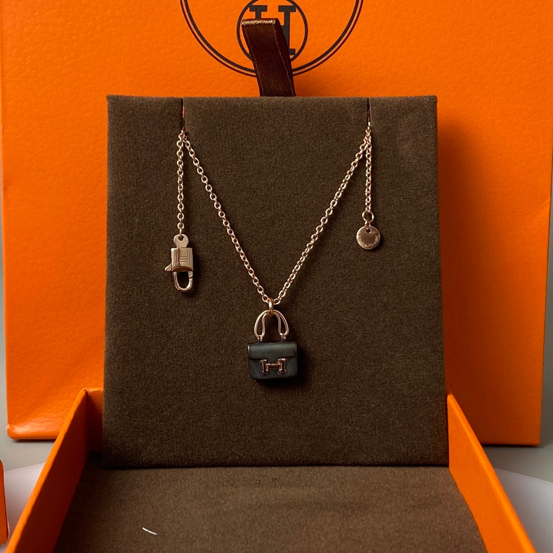 [AM]CONSTANCE BLACK PEDANT ROSE GOLD NECKLACE