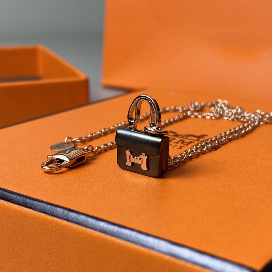 [AM]CONSTANCE BLACK PEDANT ROSE GOLD NECKLACE