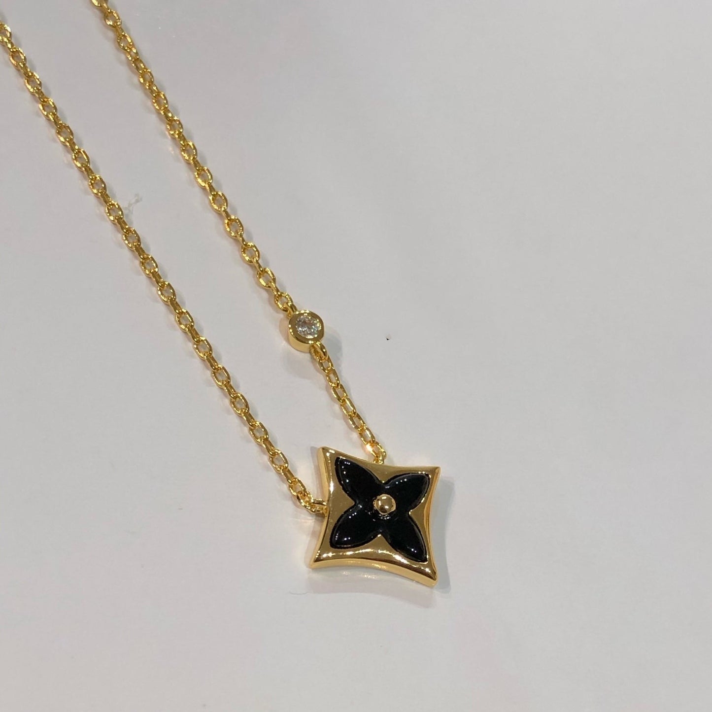 [AM]STAR BLACK MOP NECKLACE
