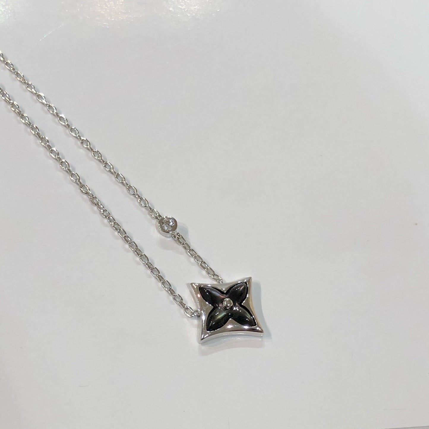 [AM]STAR BLACK MOP NECKLACE