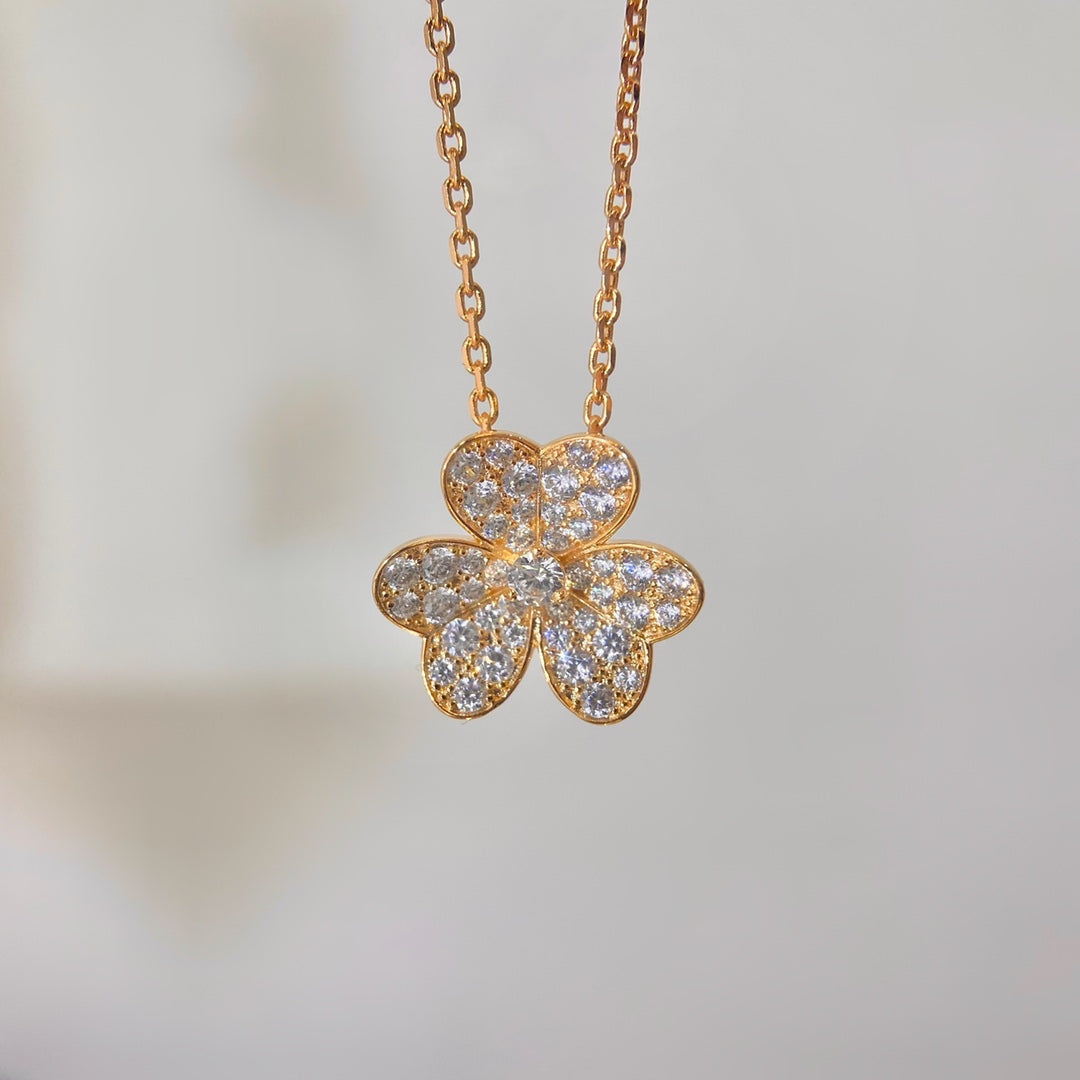 [AM]PAVÉ DIAMOND FLOWER CHARM NECKLACE