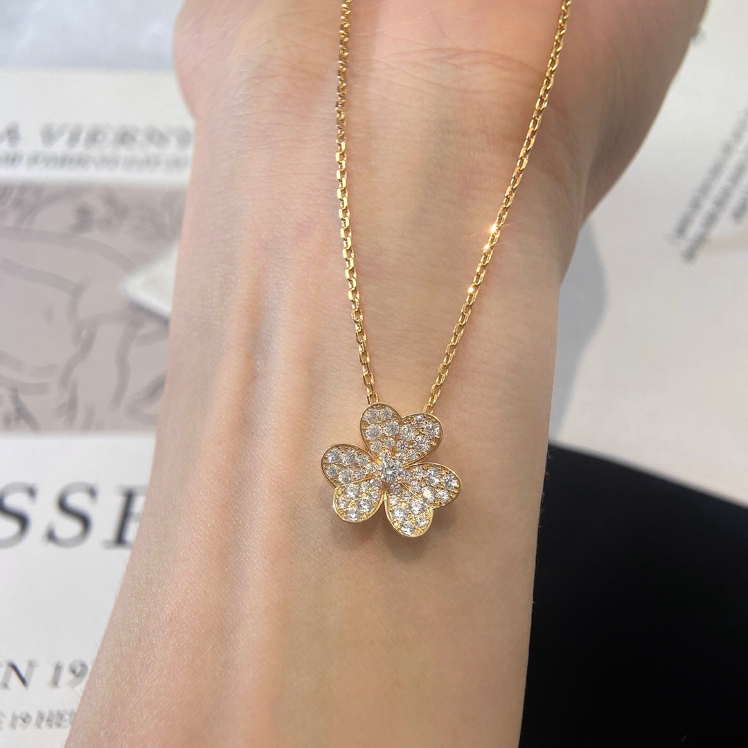 [AM]PAVÉ DIAMOND FLOWER CHARM NECKLACE