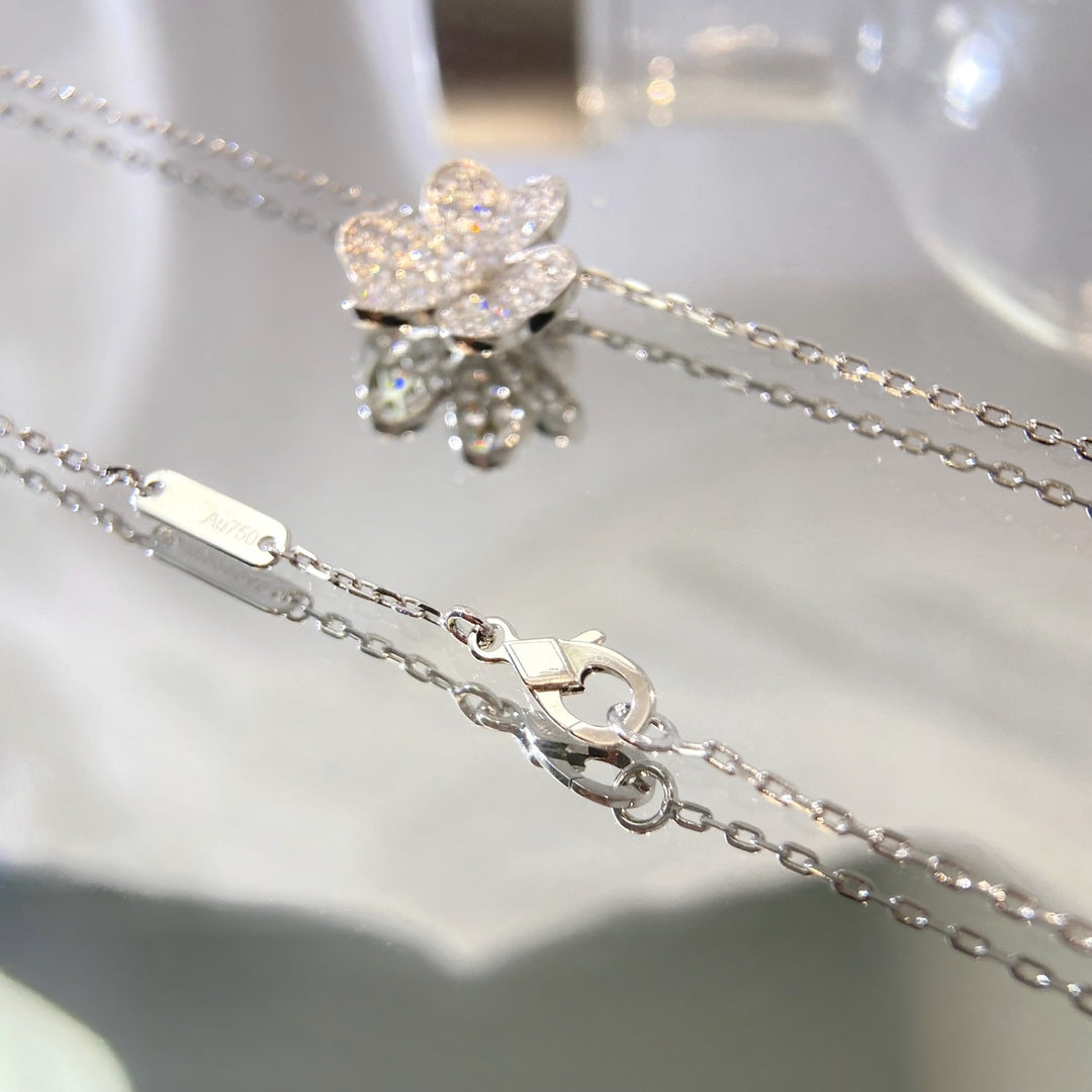 [AM]PAVÉ DIAMOND FLOWER CHARM NECKLACE