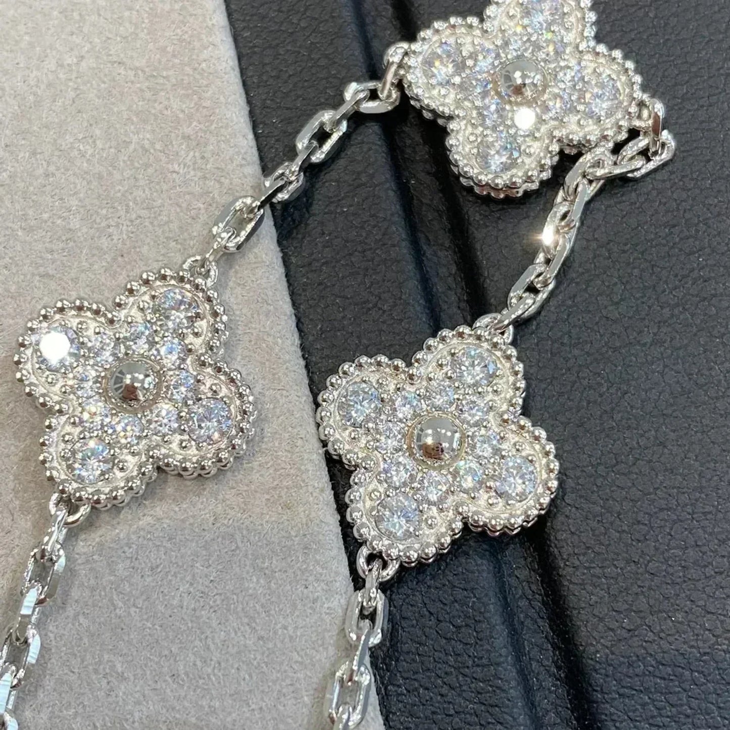 [AM]LUCKY CLOVER 5-MOTIF BRACELET - FULL-DIAMOND