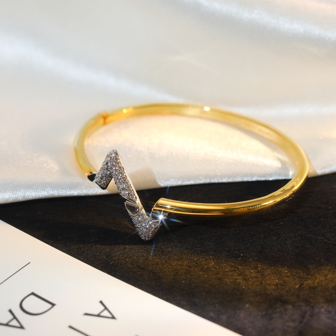 [AM]VOLTE UPSITE DOWN GOLD DIAMOND BRACELET