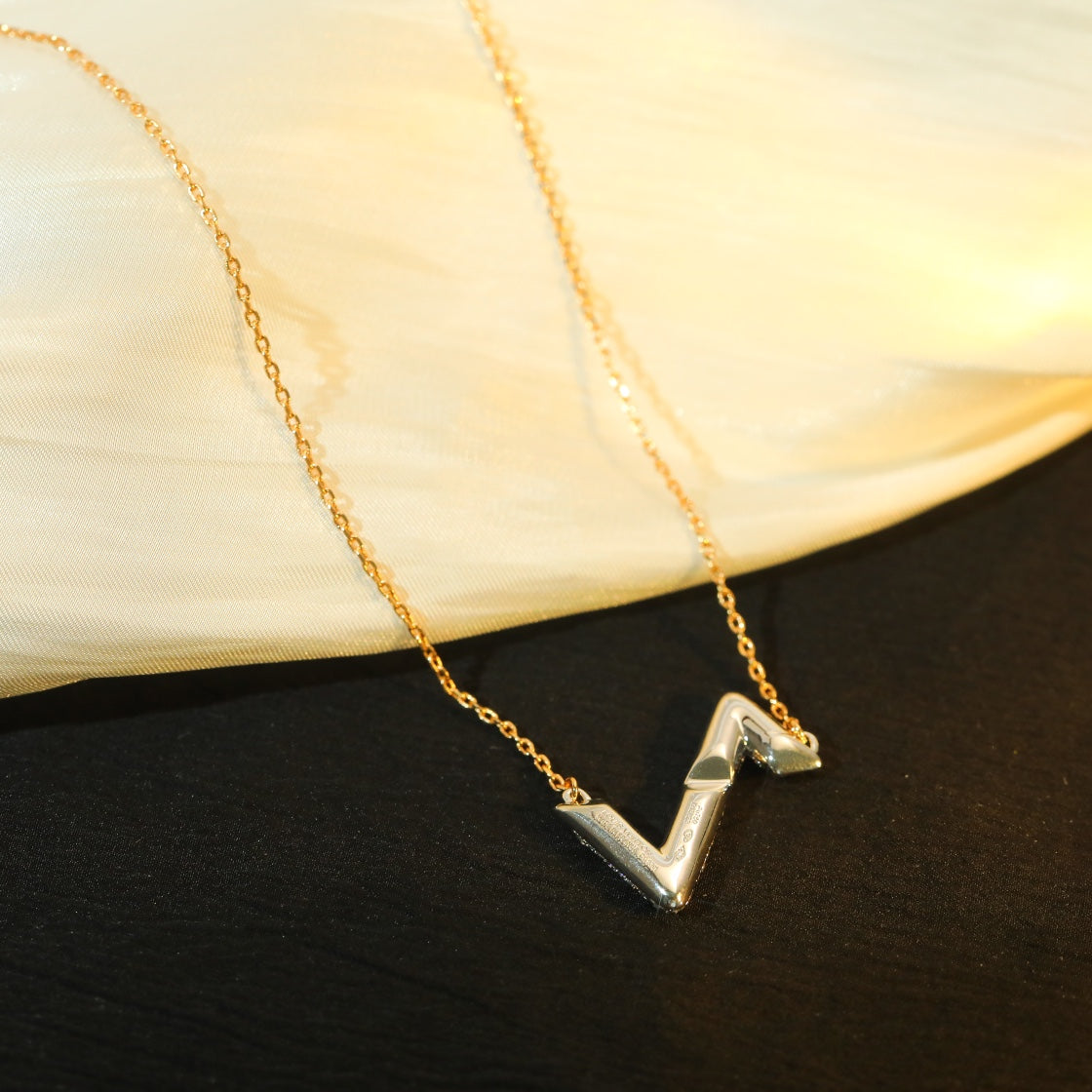 [AM]VOLT SILVER DIAMOND PEDANT NECKLACE