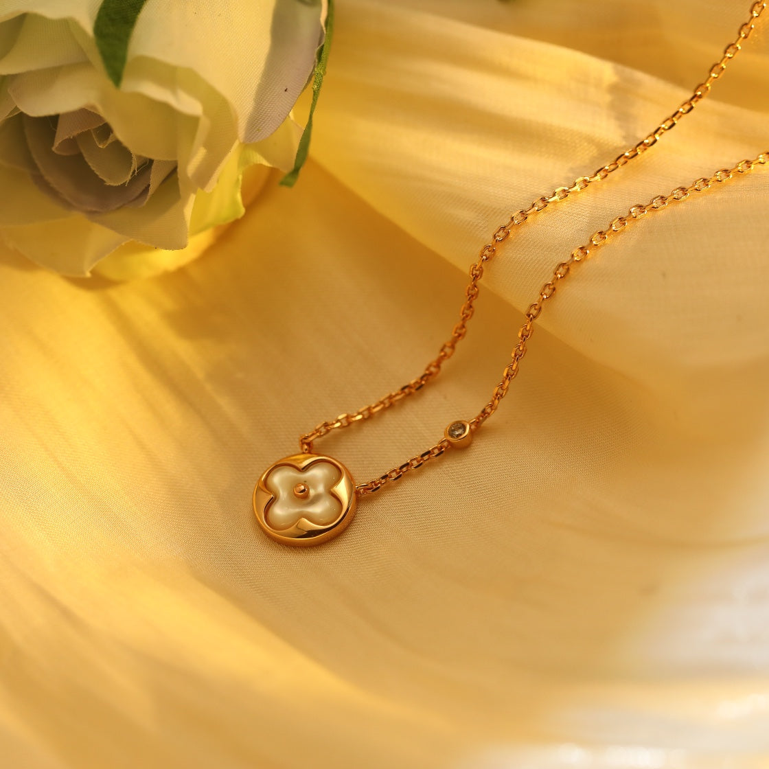 [AM]SUN PEDANT ROSE GOLD 1 DIAMOND NECKLACE