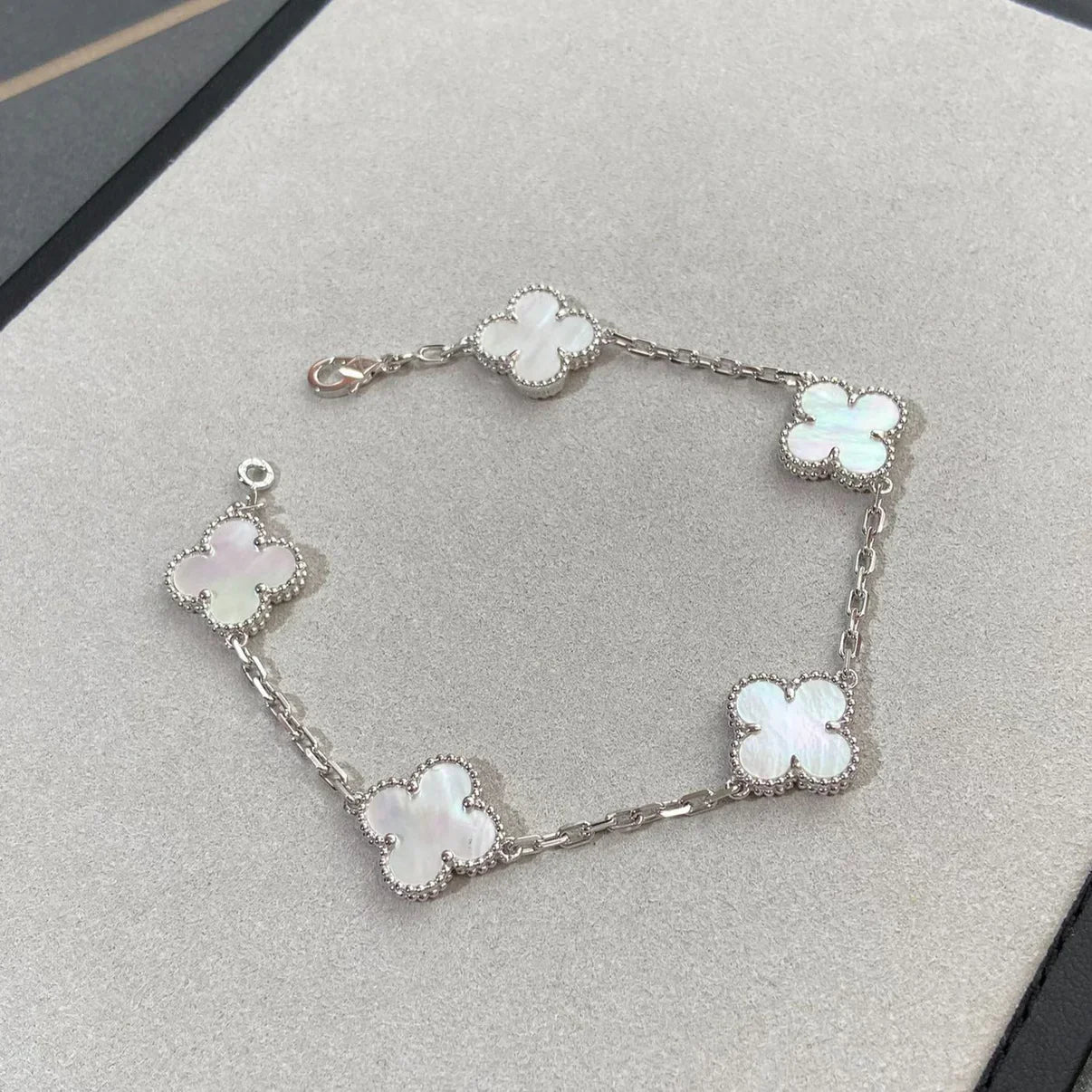 [AM]LUCKY CLOVER 5-MOTIF BRACELET - WHITE MOTHER-OF-PEARL COLLECTION
