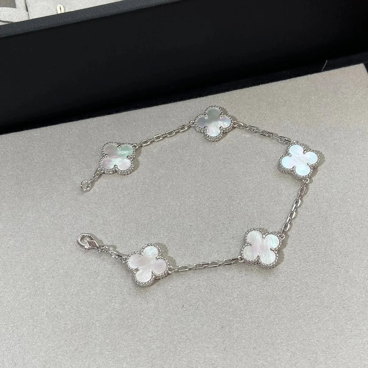 [AM]LUCKY CLOVER 5-MOTIF BRACELET - WHITE MOTHER-OF-PEARL COLLECTION