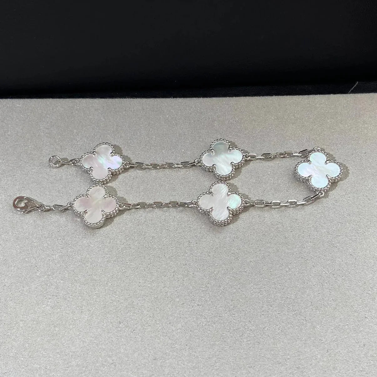 [AM]LUCKY CLOVER 5-MOTIF BRACELET - WHITE MOTHER-OF-PEARL COLLECTION