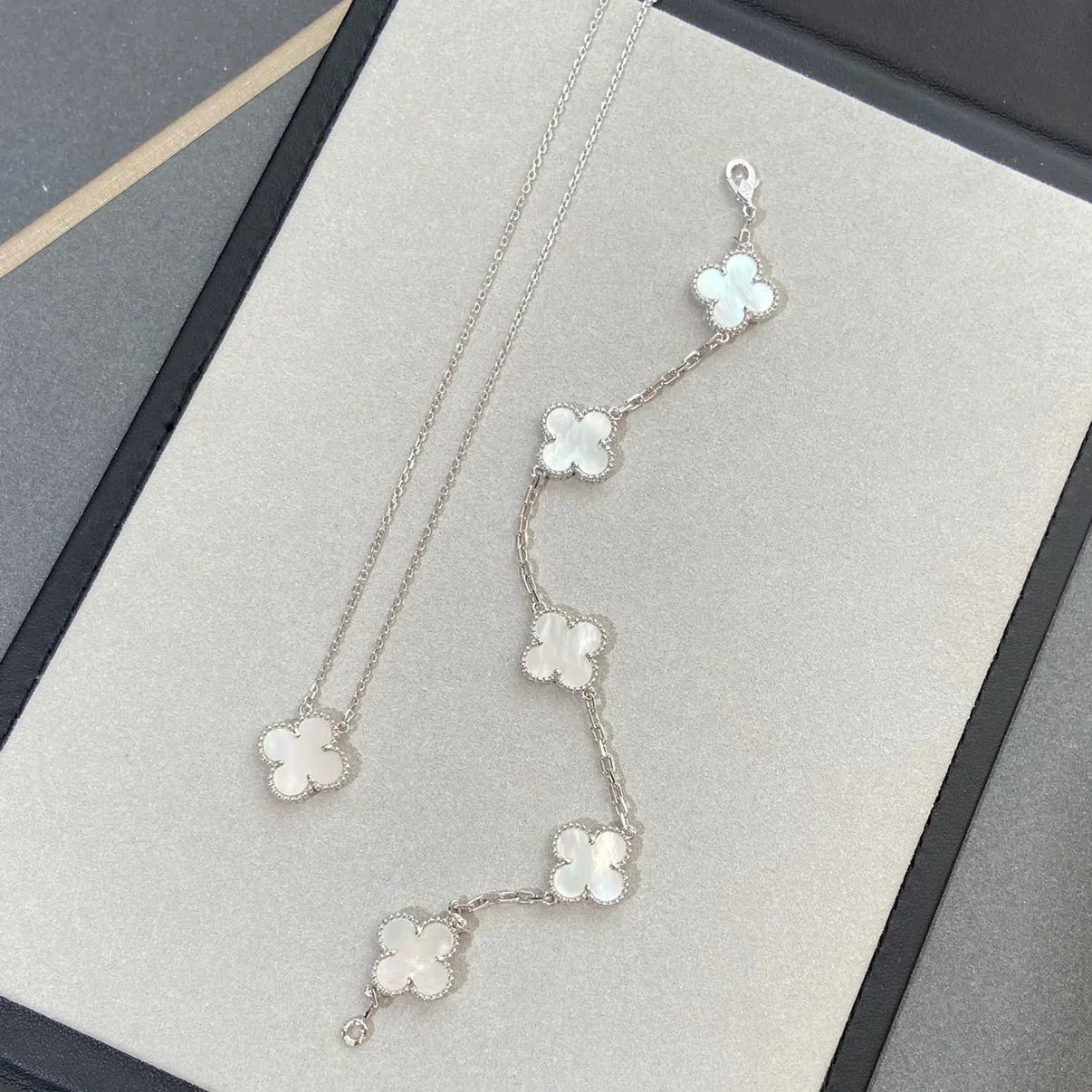 [AM]LUCKY CLOVER 5-MOTIF BRACELET - WHITE MOTHER-OF-PEARL COLLECTION