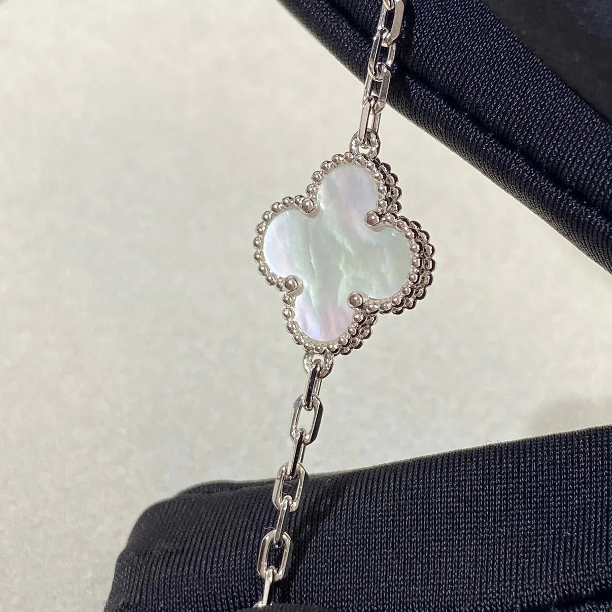 [AM]LUCKY CLOVER 5-MOTIF BRACELET - WHITE MOTHER-OF-PEARL COLLECTION