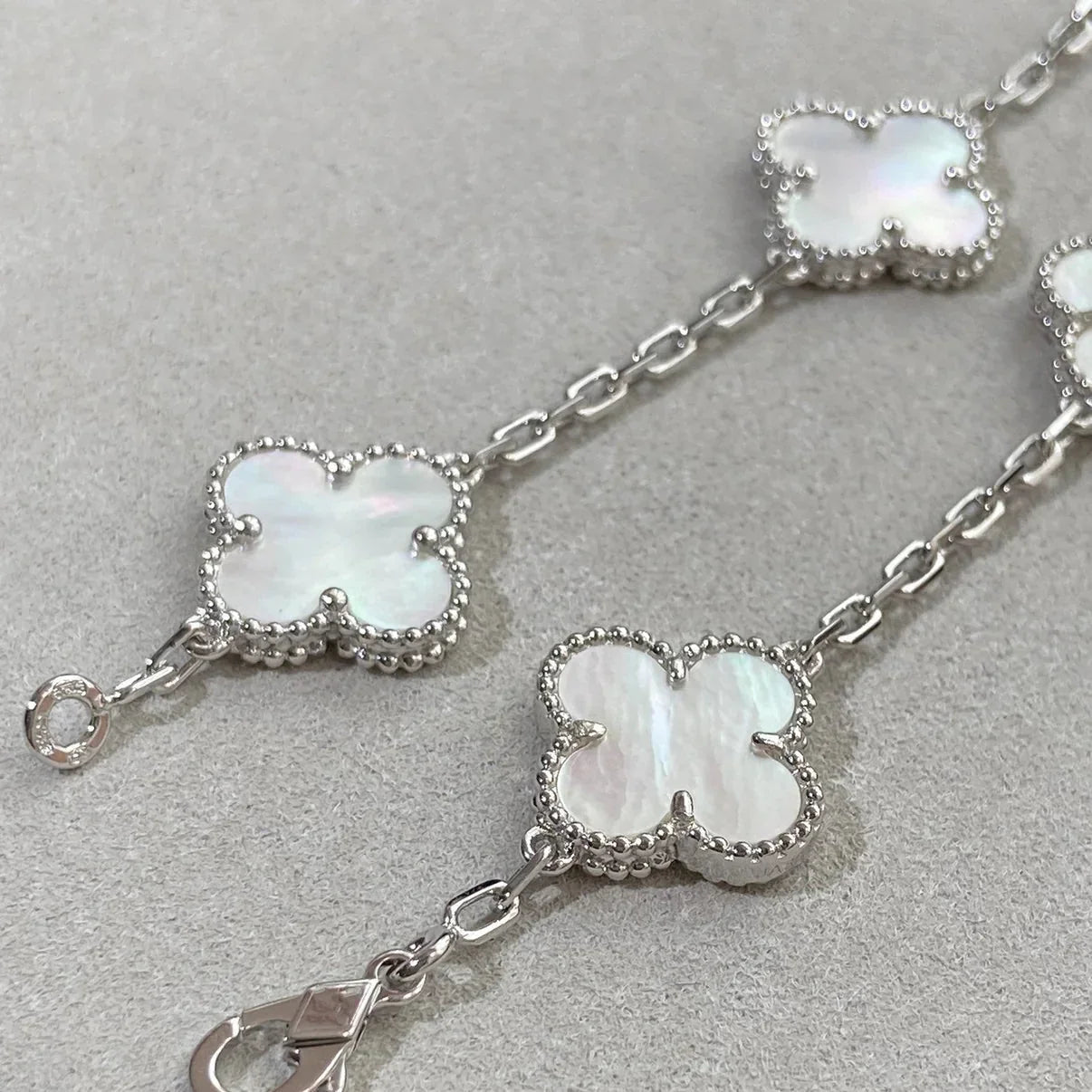 [AM]LUCKY CLOVER 5-MOTIF BRACELET - WHITE MOTHER-OF-PEARL COLLECTION
