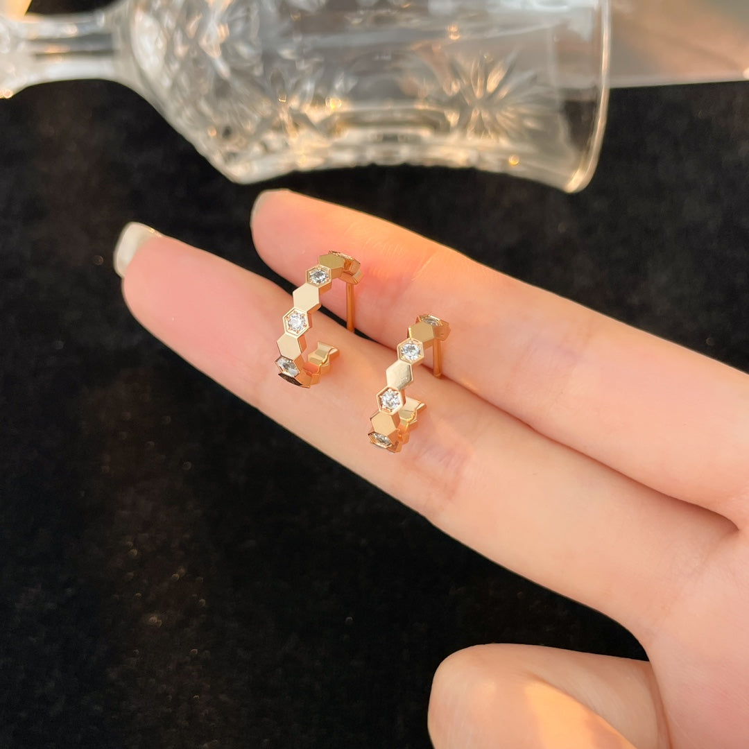 [AM]BEE LOVE DIAMOND HOOP EARRINGS