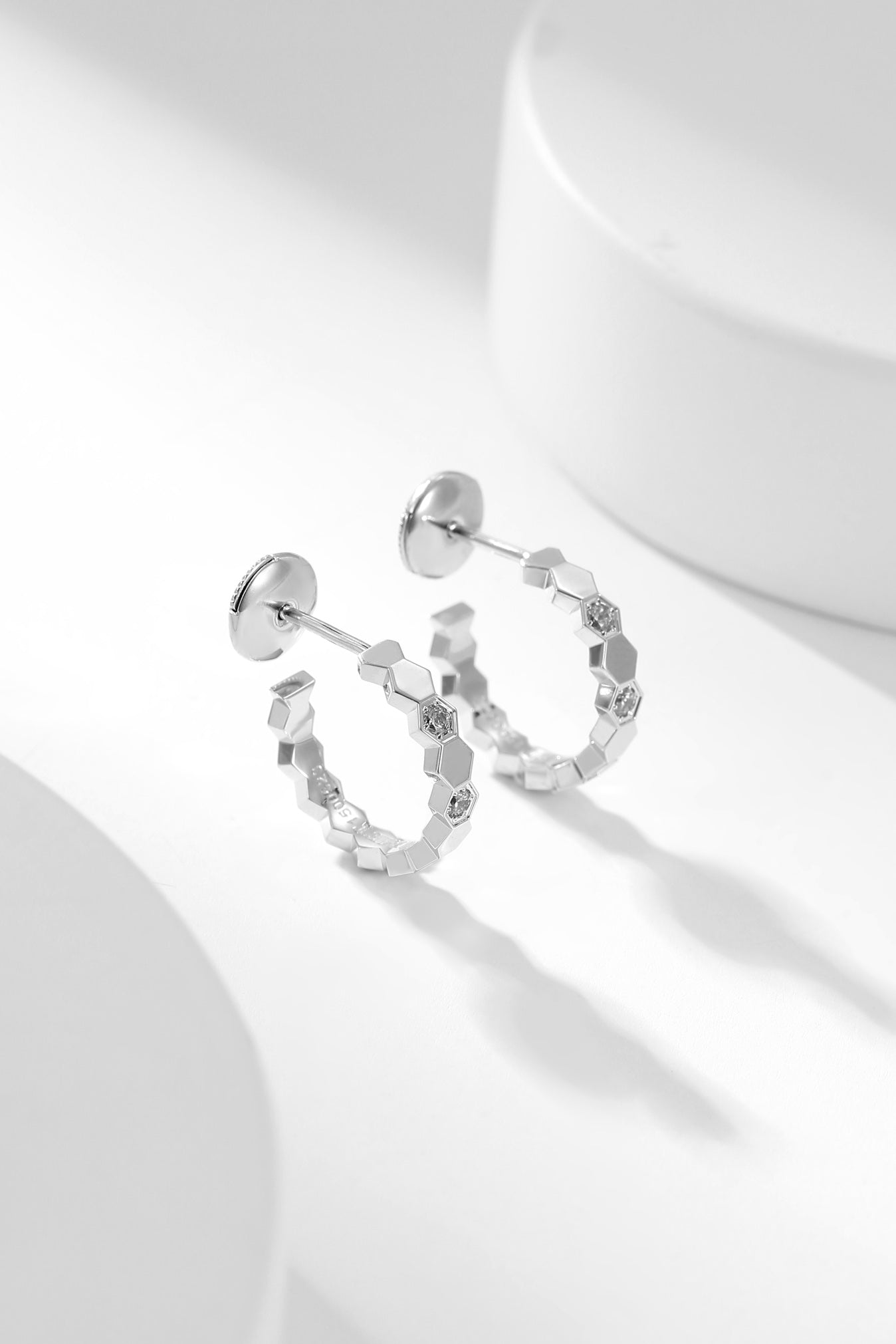 [AM]BEE LOVE DIAMOND HOOP EARRINGS