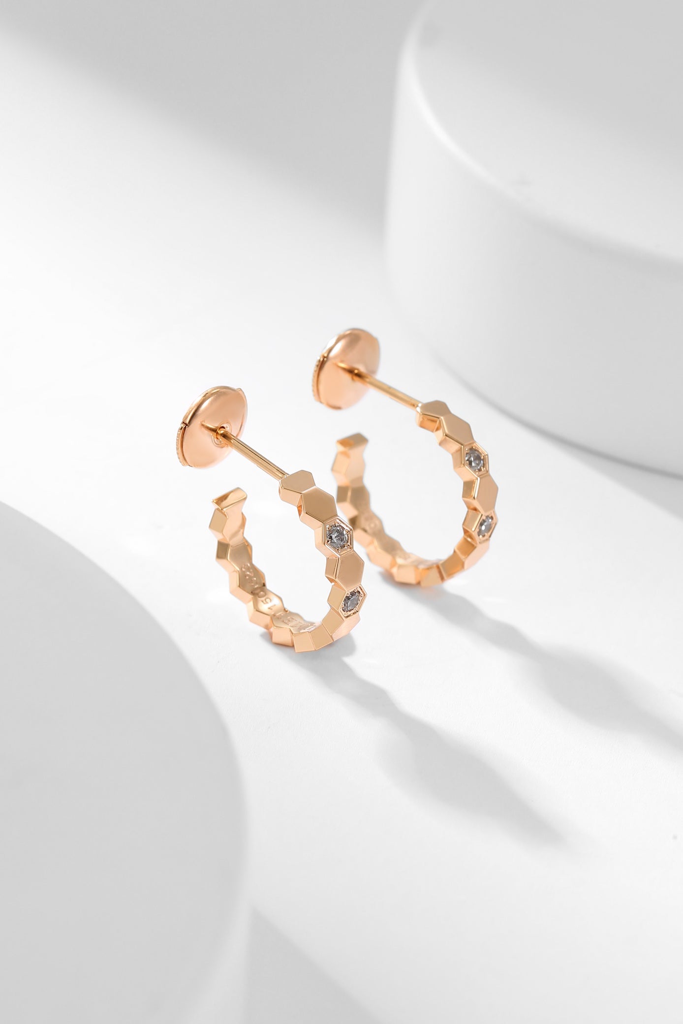 [AM]BEE LOVE DIAMOND HOOP EARRINGS