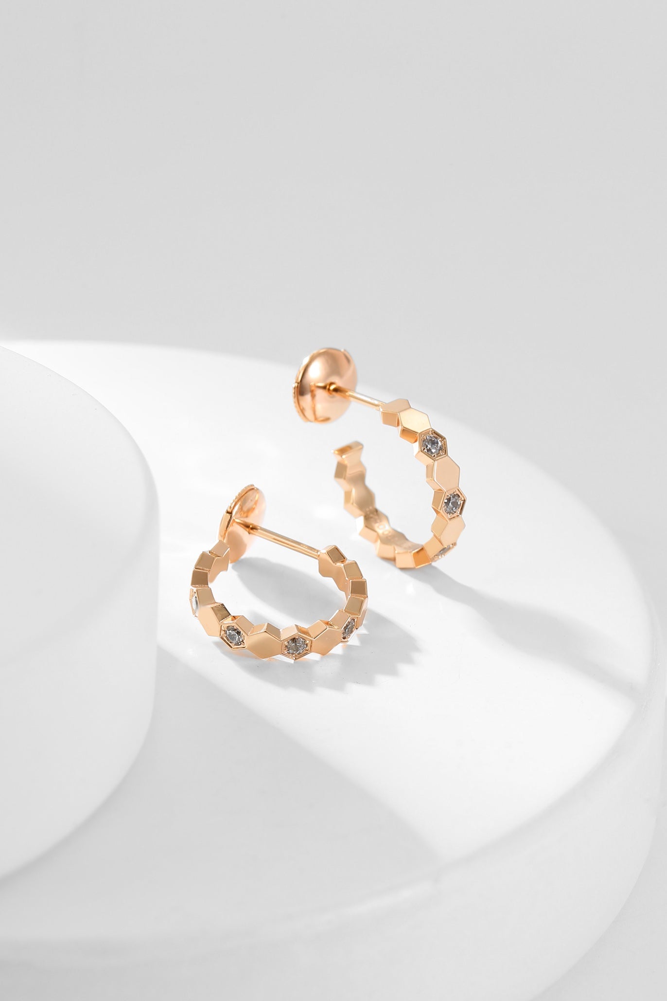 [AM]BEE LOVE DIAMOND HOOP EARRINGS