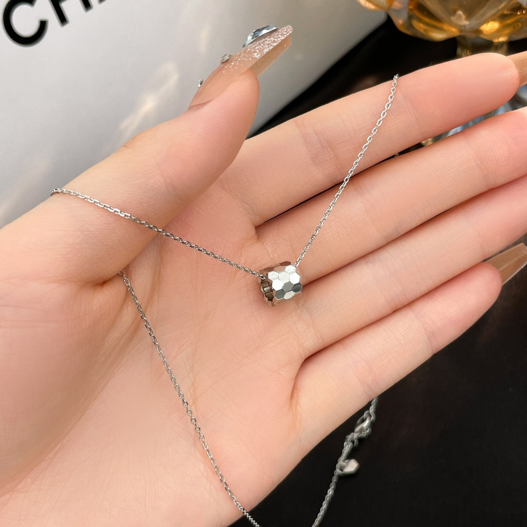 [AM]BEE MINI NECKLACE