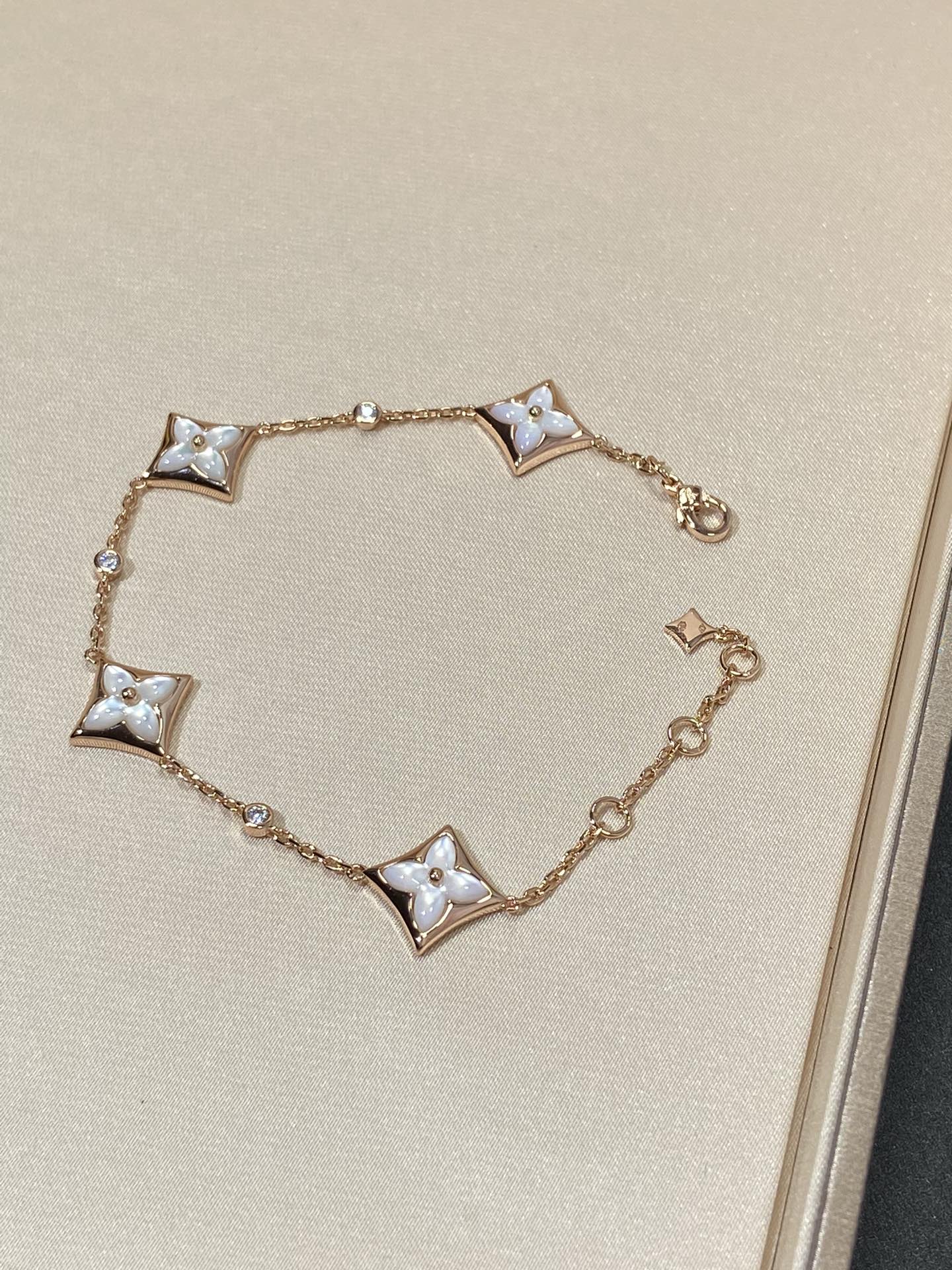 [AM]STAR 4 MOTIF MOP DIAMOND ROSE GOLD BRACELET