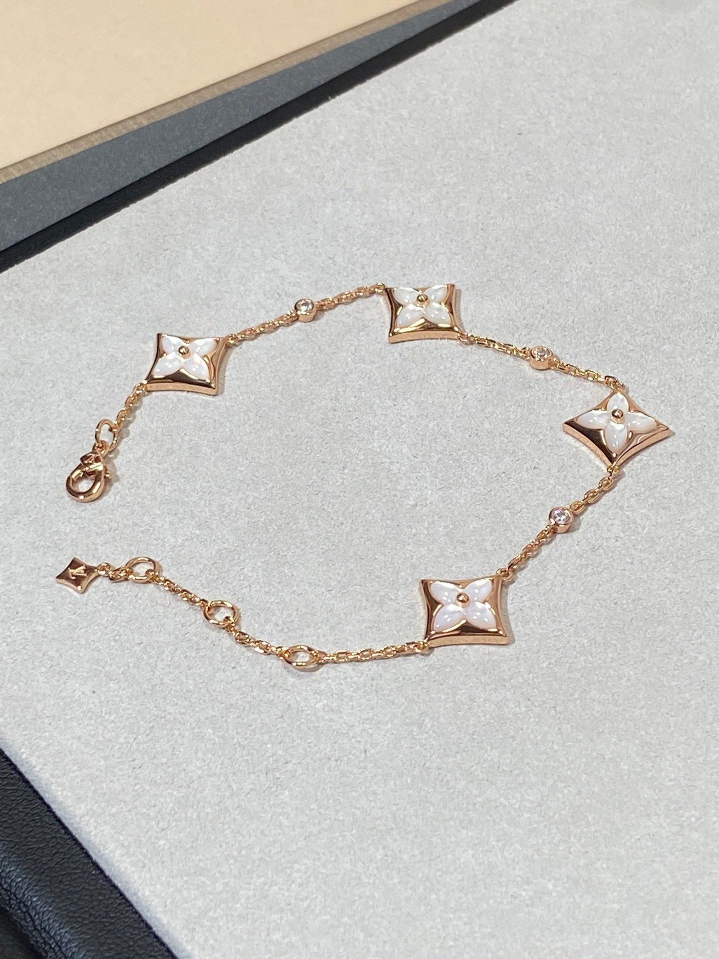 [AM]STAR 4 MOTIF MOP DIAMOND ROSE GOLD BRACELET