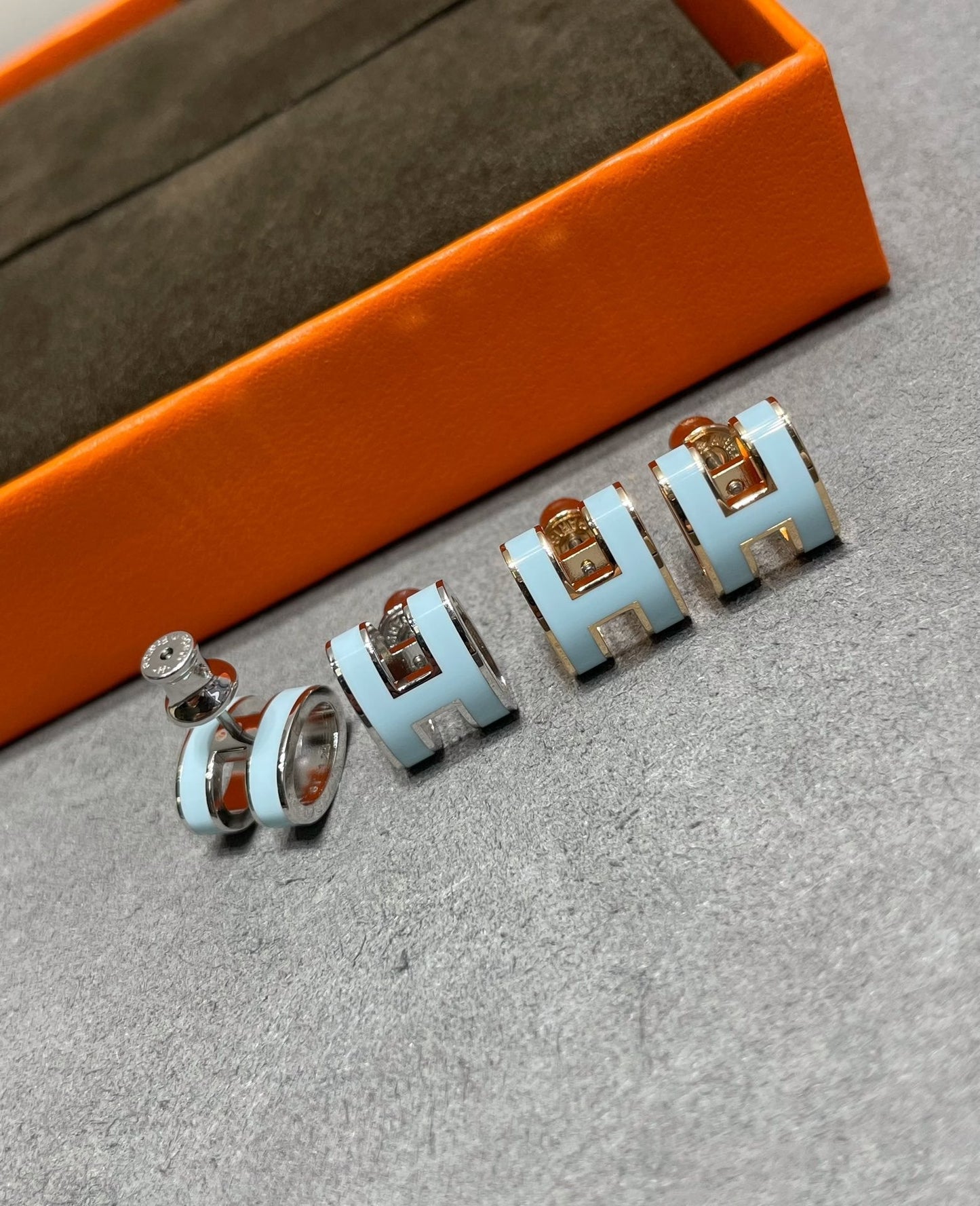 [AM]POP H SKY BLUE STUD EARRINGS