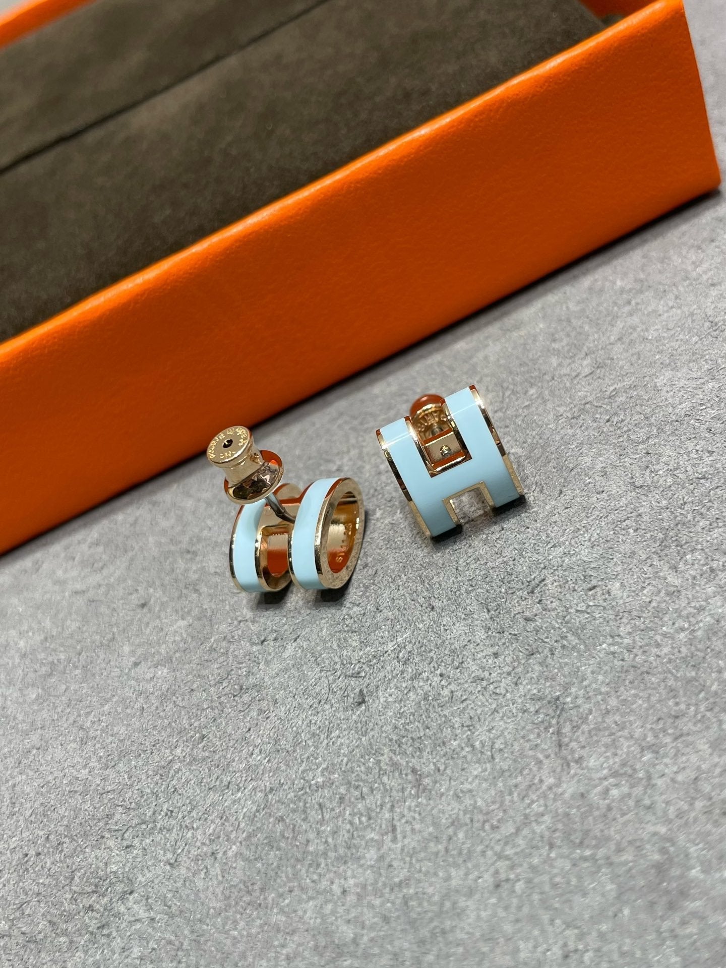 [AM]POP H SKY BLUE STUD EARRINGS