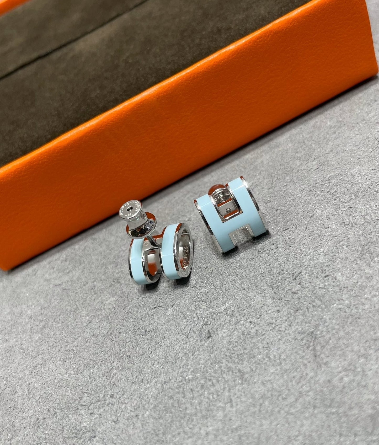 [AM]POP H SKY BLUE STUD EARRINGS