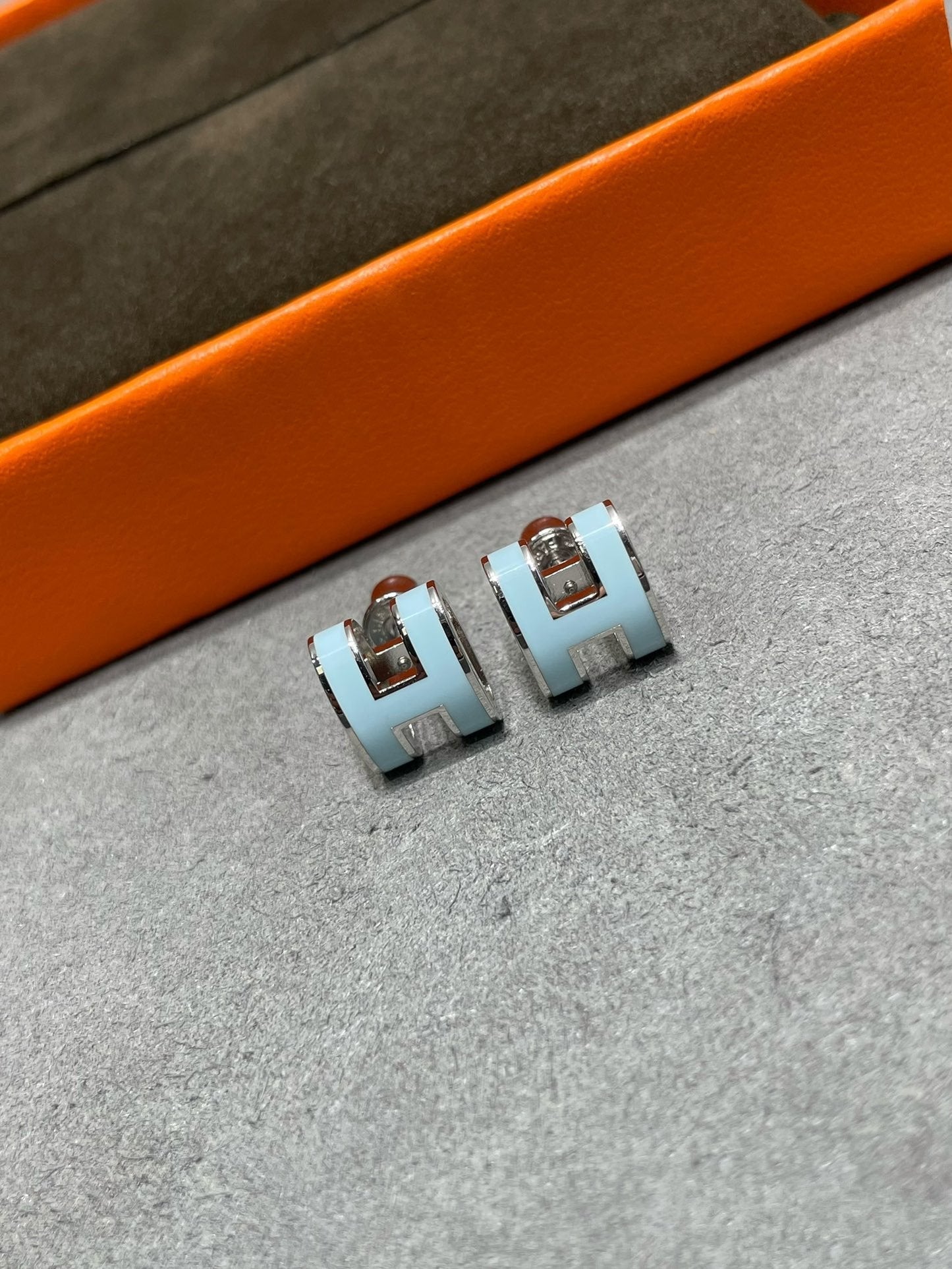 [AM]POP H SKY BLUE STUD EARRINGS