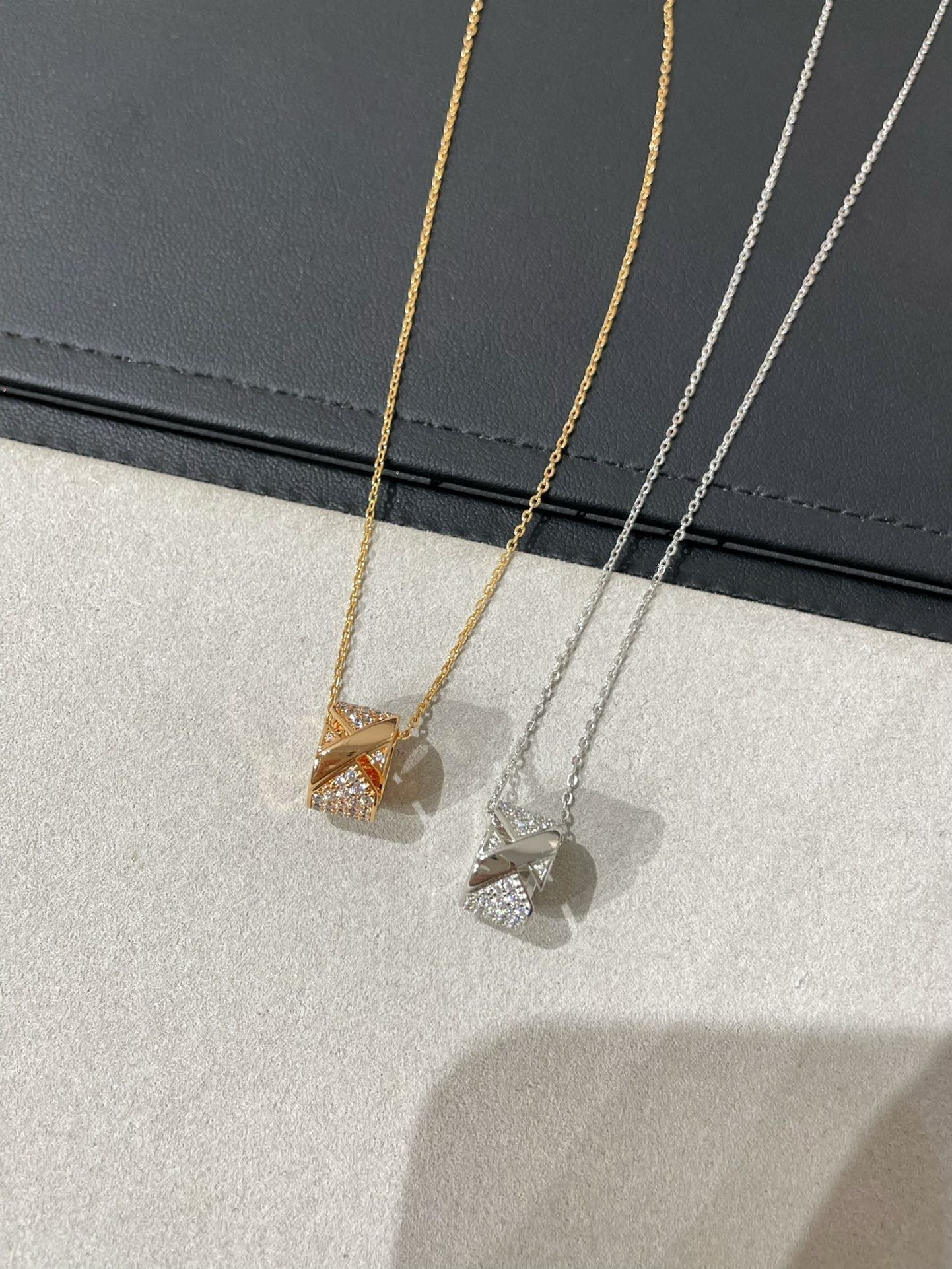[AM]LIENS EVIDENCE DIAMOND PAVED NECKLACE