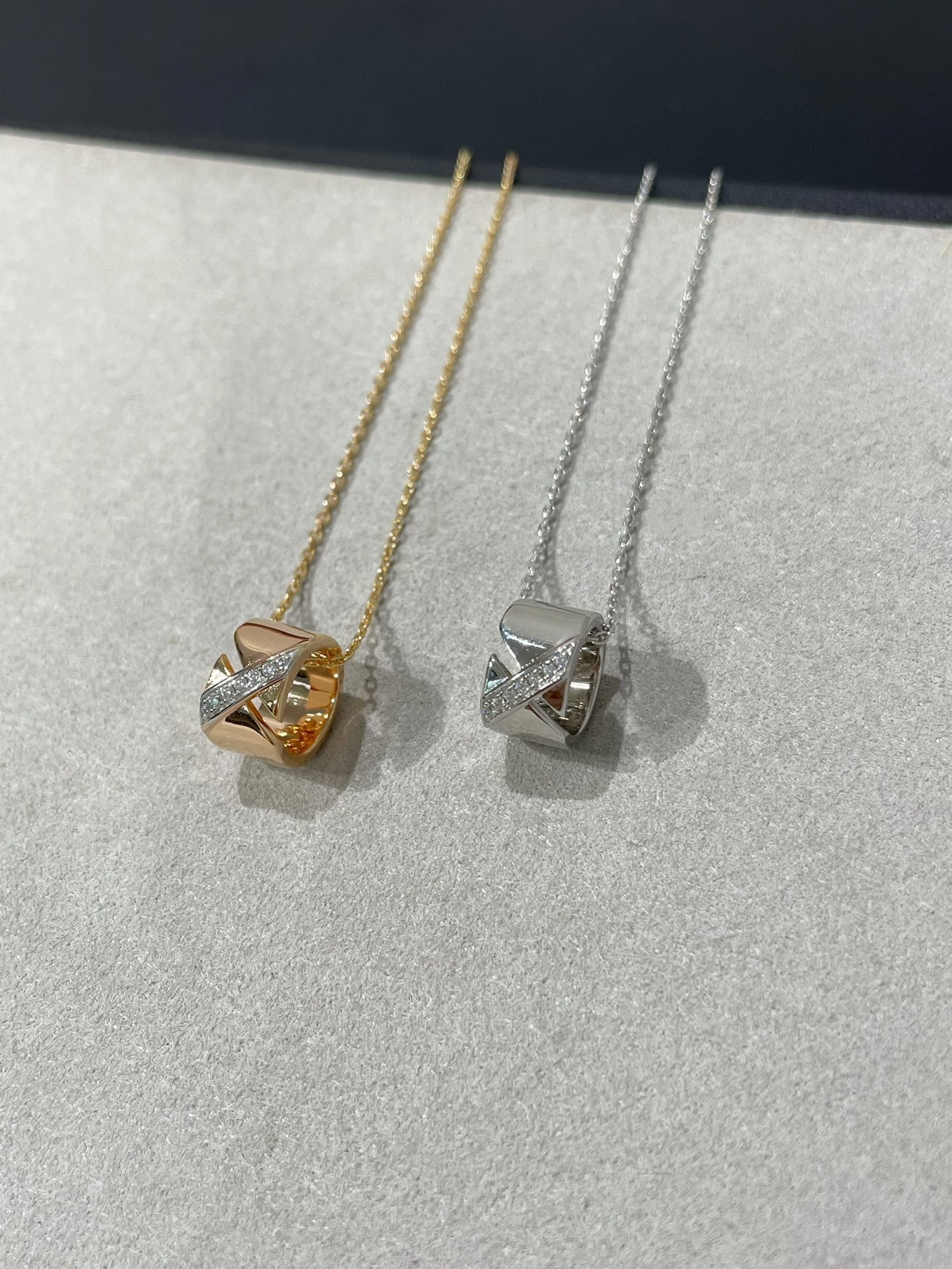 [AM]LIENS EVIDENCE DIAMOND NECKLACE