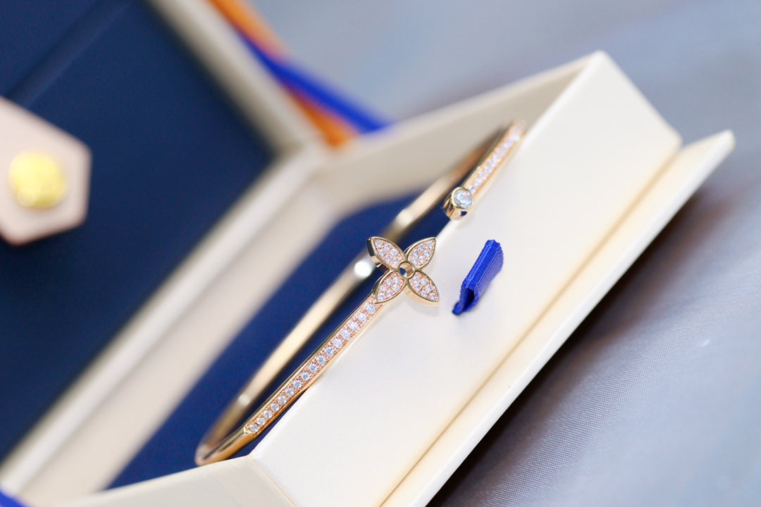 [AM]IDYLLE ROSE GOLD OPEN BRACELET DIAMOND PAVED