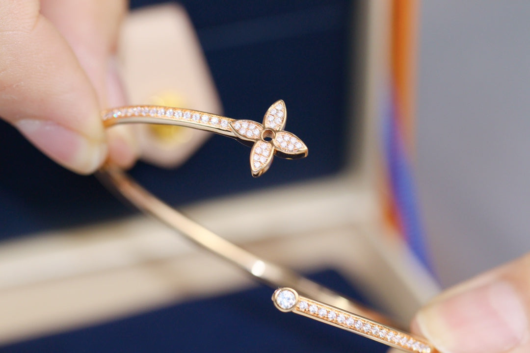 [AM]IDYLLE ROSE GOLD OPEN BRACELET DIAMOND PAVED