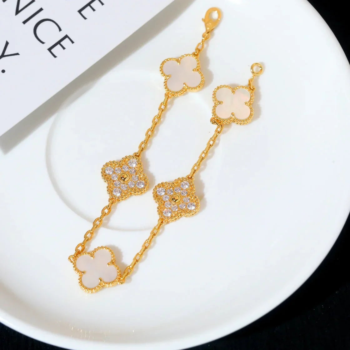 [AM]LUCKY CLOVER 5-MOTIF BRACELET - WHITE MOTHER-OF-PEARL COLLECTION