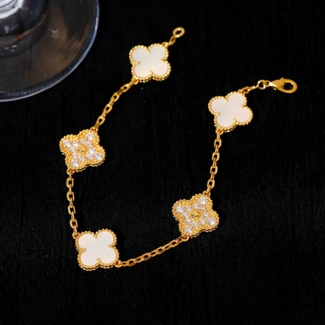 [AM]LUCKY CLOVER 5-MOTIF BRACELET - WHITE MOTHER-OF-PEARL COLLECTION