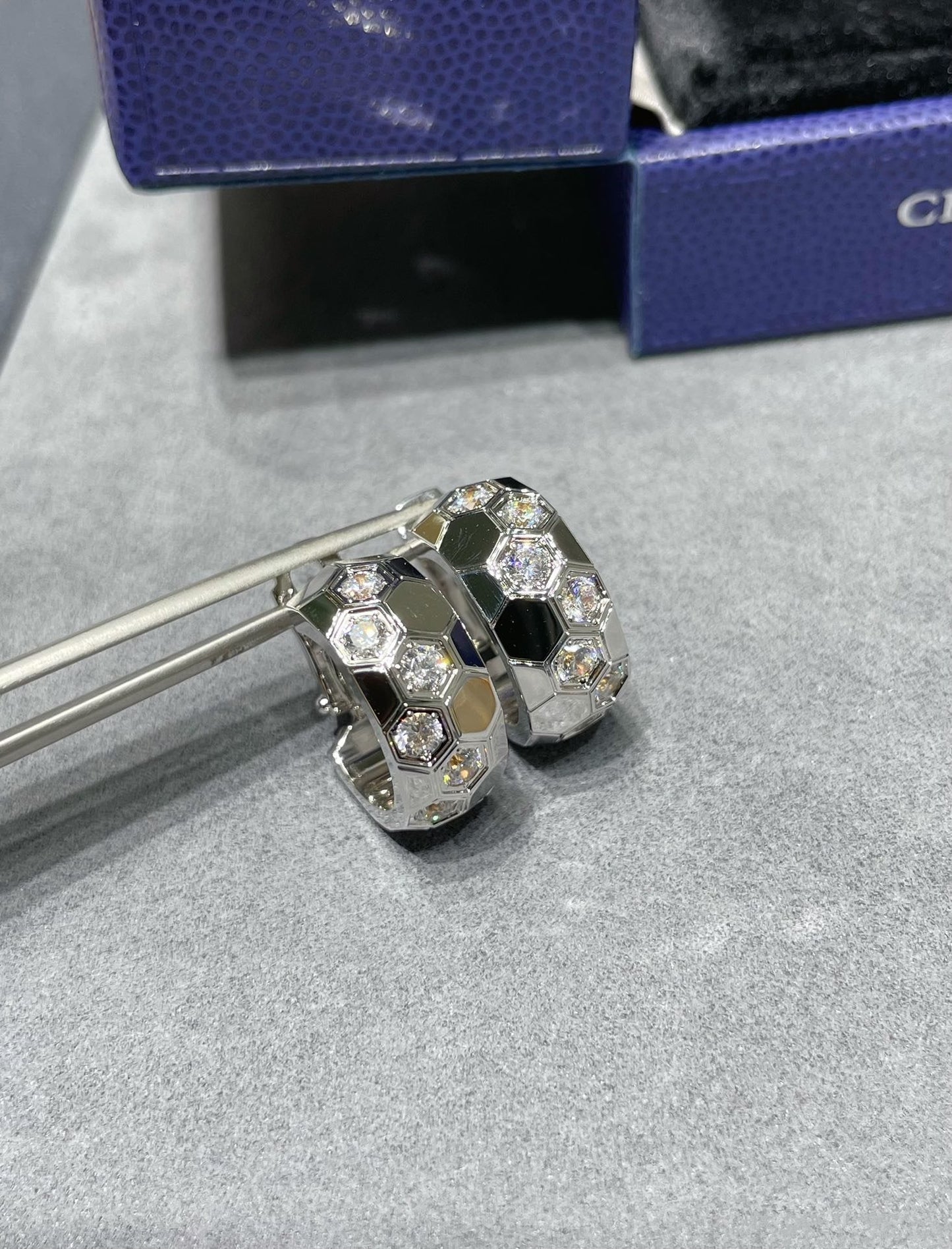 [AM]BEE LOVE DIAMOND HOOP EARRINGS