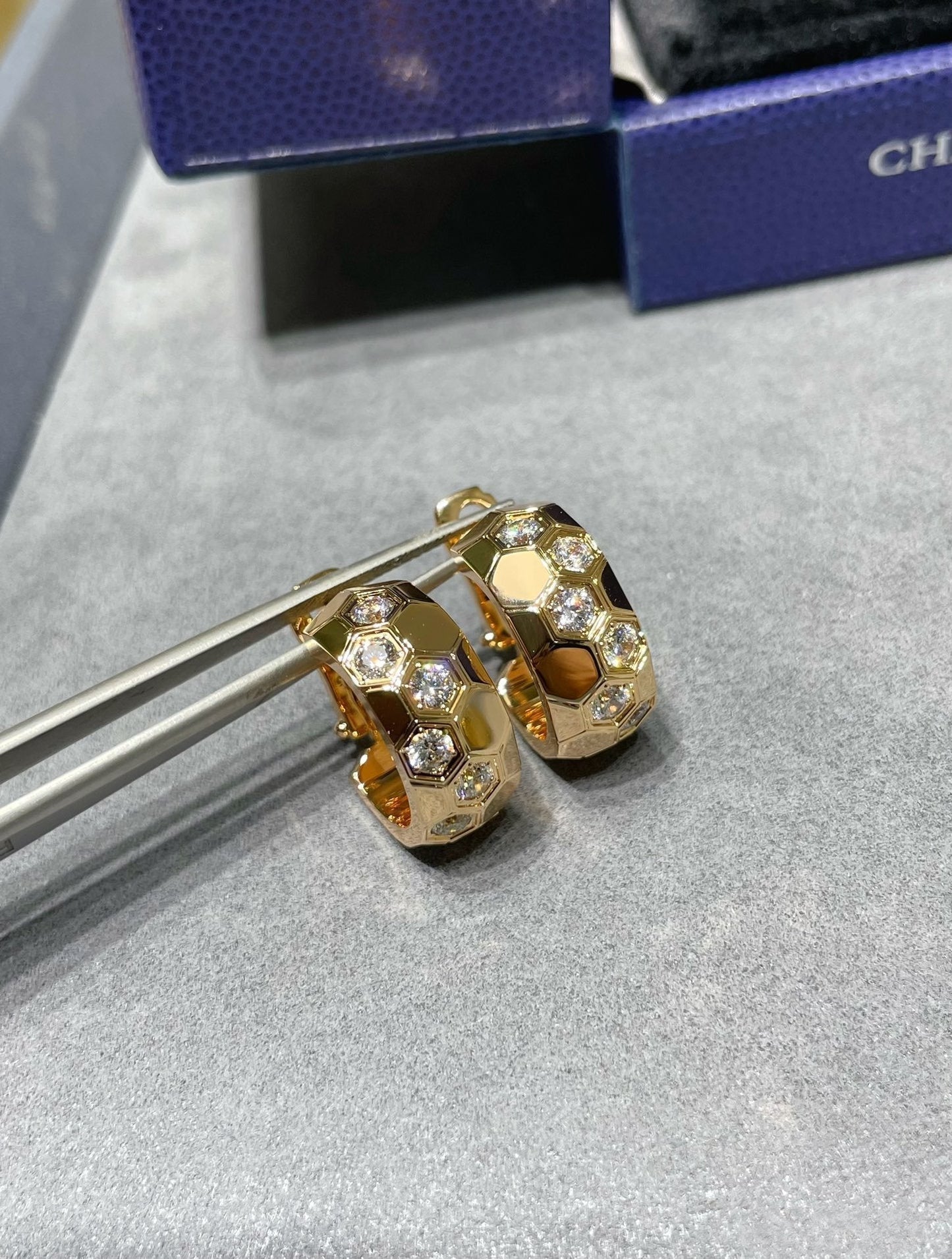 [AM]BEE LOVE DIAMOND HOOP EARRINGS