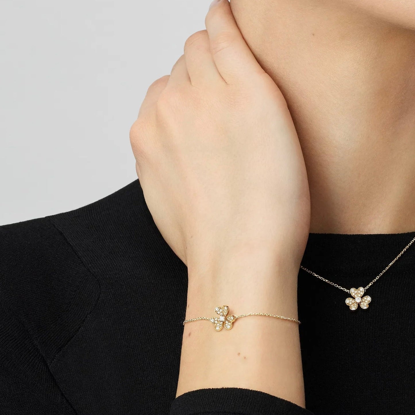 [AM]LUMINOUS BLOSSOM SINGLE-MOTIF CHARM BRACELET